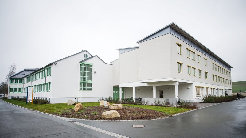 (Archivbild) Die Stationsgebäude der Forensischen Psychatrie des Bezirkskrankenhauses in Bayreuth (Bayern). | Bild: picture alliance / David Ebener | David Ebener (Archivbild) Die Stationsgebäude der Forensischen Psychatrie des Bezirkskrankenhauses in Bayreuth (Bayern).