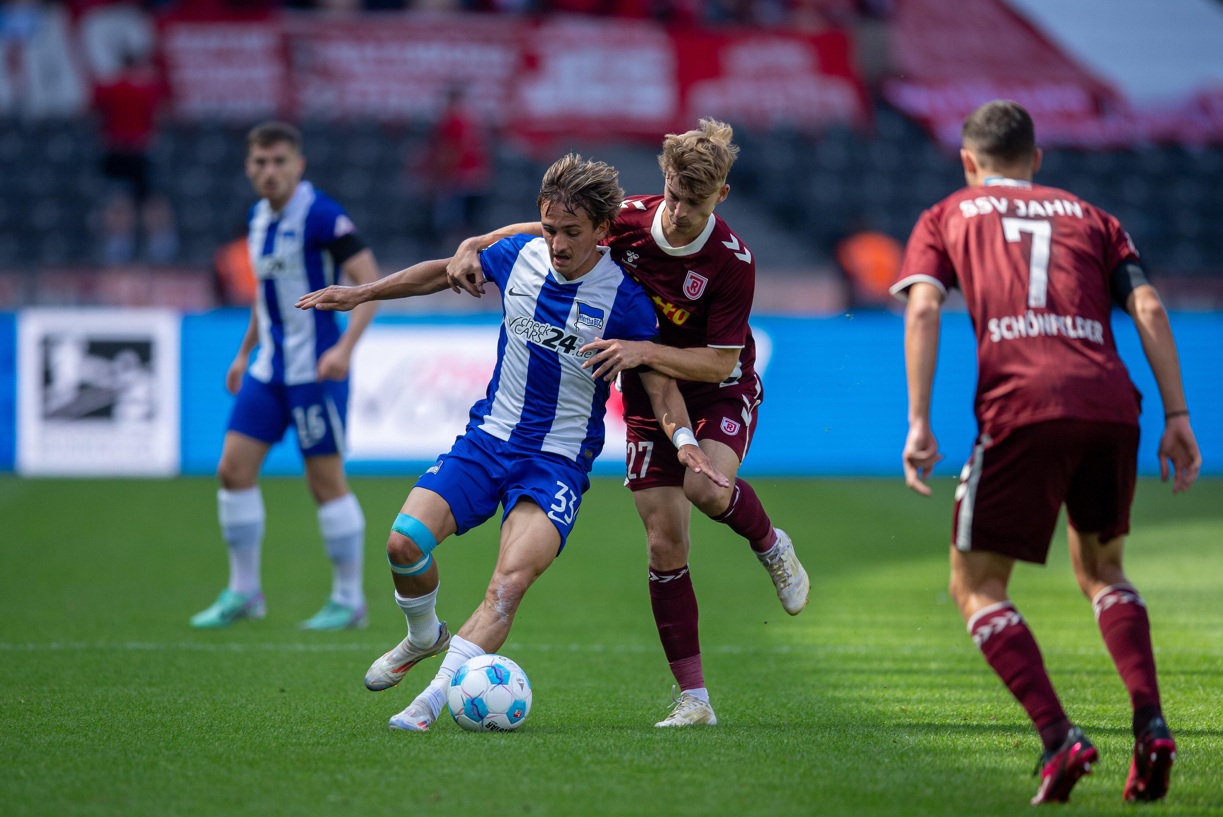Spielszene Hertha BSC - SSV Jahn Regensburg