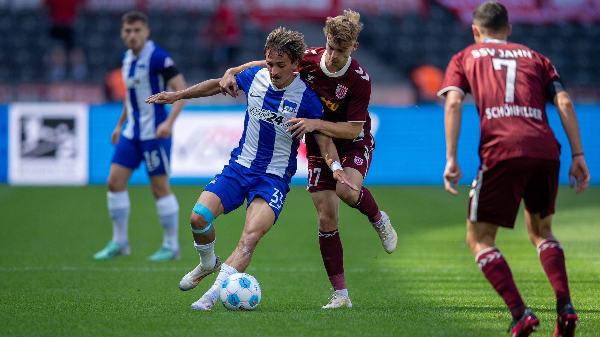 Spielszene Hertha BSC - SSV Jahn Regensburg