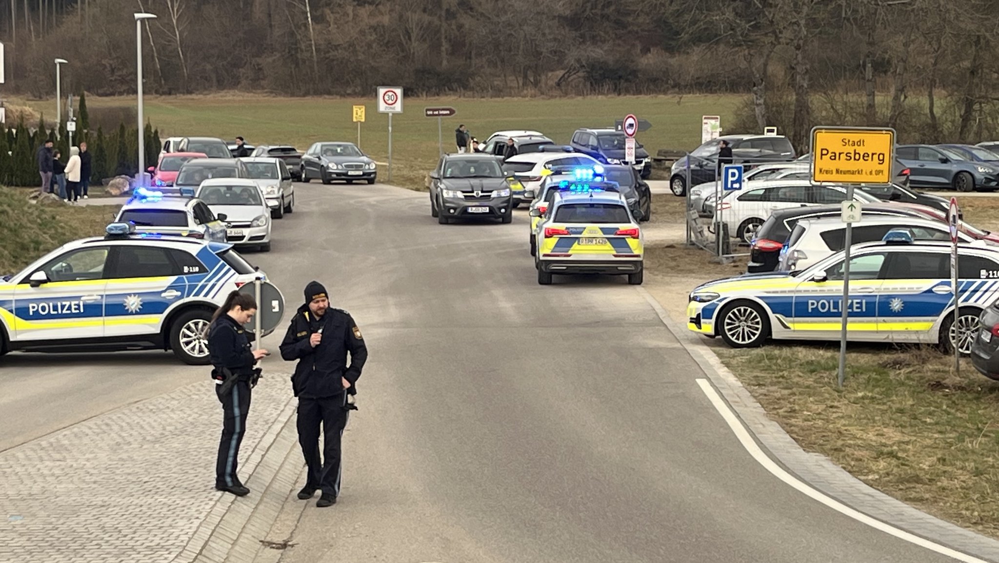 Polizisten und Polizeiautos nahe des Tatorts in Parsberg.