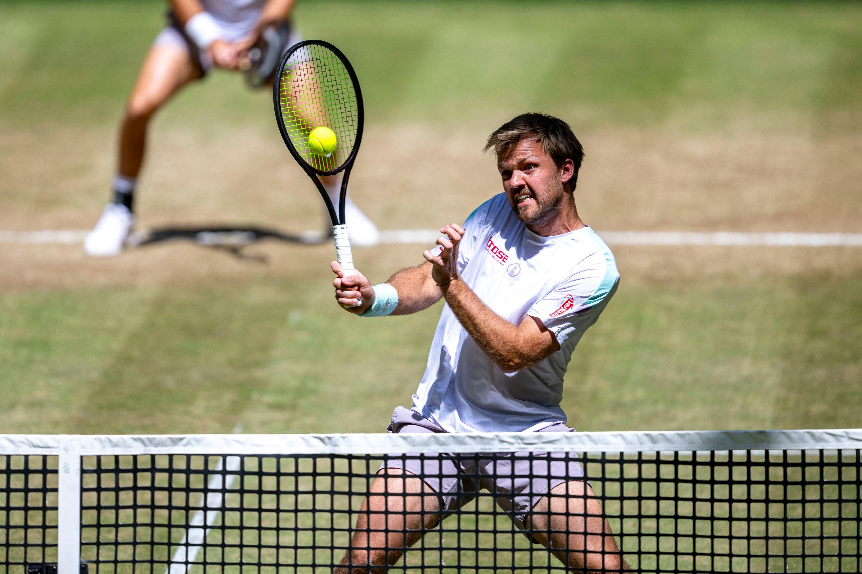 21.06.2025, Nordrhein-Westfalen, Halle (westfalen): Tennis: ATP-Tour - Halle/Westfalen, Doppel, Herren, Halbfinale: Krawietz (Deutschland)/Pütz (Deutschland) - Cabral (Portugal)/Miedler ( sterreich). Kevin Krawietz in Aktion. Foto: David Inderlied/dpa +++ dpa-Bildfunk +++