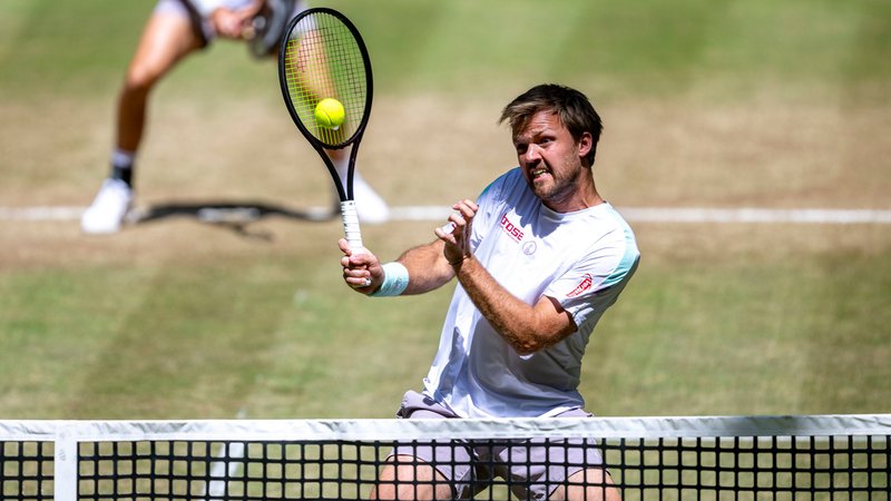 21.06.2025, Nordrhein-Westfalen, Halle (westfalen): Tennis: ATP-Tour - Halle/Westfalen, Doppel, Herren, Halbfinale: Krawietz (Deutschland)/Pütz (Deutschland) - Cabral (Portugal)/Miedler ( sterreich). Kevin Krawietz in Aktion. Foto: David Inderlied/dpa +++ dpa-Bildfunk +++ | Bild: dpa-Bildfunk/David Inderlied 21.06.2025, Nordrhein-Westfalen, Halle (westfalen): Tennis: ATP-Tour - Halle/Westfalen, Doppel, Herren, Halbfinale: Krawietz (Deutschland)/Pütz (Deutschland) - Cabral (Portugal)/Miedler ( sterreich). Kevin Krawietz in Aktion. Foto: David Inderlied/dpa +++ dpa-Bildfunk +++