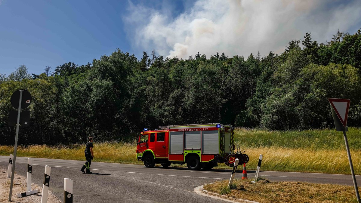 Südlich von Nürnberg ist ein Wald in Brand geraten.