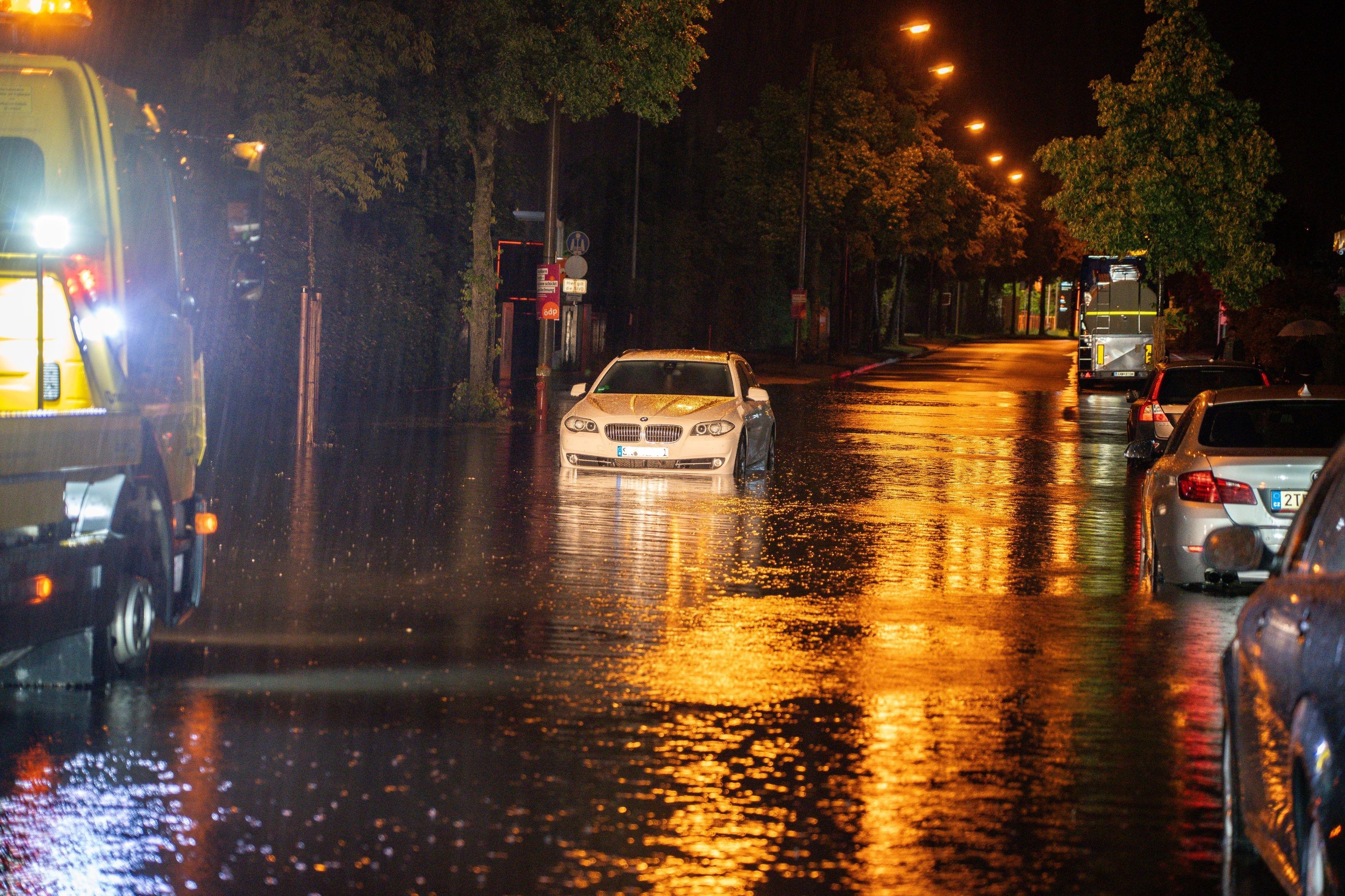 Schwere Gewitter und Starkregen haben in der Nacht zu Dienstag auch in Niederbayern mehrere Feuerwehr- und Polizeieinsätze ausgelöst. Die Feuerwehr musste in Straubing eine Frau aus einem überfluteten Keller retten.