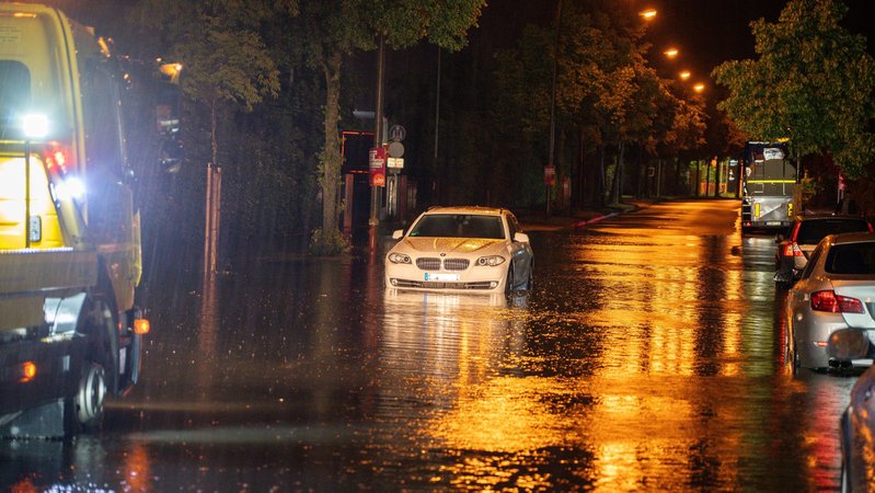 Schwere Gewitter und Starkregen haben in der Nacht zu Dienstag auch in Niederbayern mehrere Feuerwehr- und Polizeieinsätze ausgelöst. Die Feuerwehr musste in Straubing eine Frau aus einem überfluteten Keller retten.