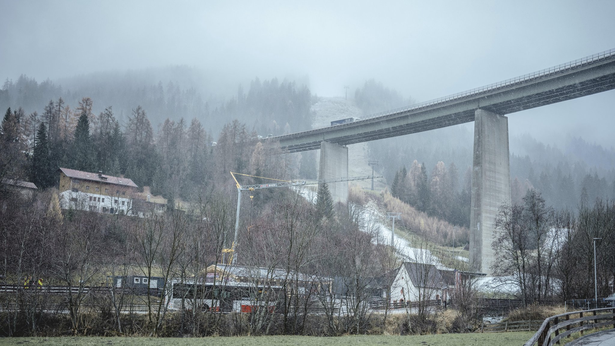 Brücke der Brenner-Autobahn, die ab Januar 2025 restauriert wird und nur noch einspurig zu befahren sein wird, Wipptal, Tirol, Österreich, Europa