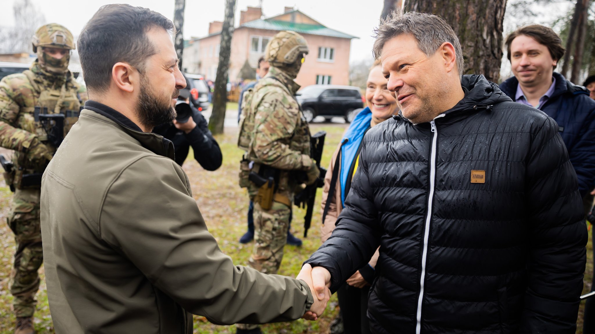 Robert Habeck (Bündnis 90/Die Grünen, r), Bundesminister für Wirtschaft und Klimaschutz, und Wolodymyr Selenskyj, Präsident der Ukraine