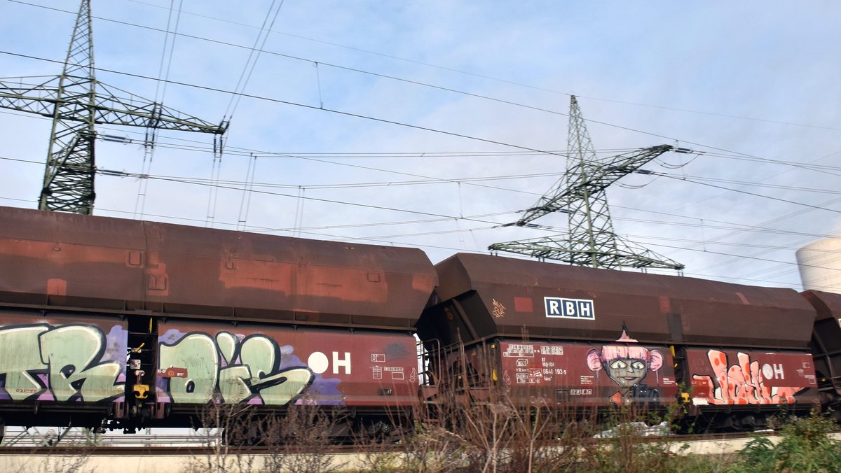 Graffiti auf Kohlezug (Aufnahme vom 14.11.2017 am Bahnstrom-Umspannwerk in Datteln)