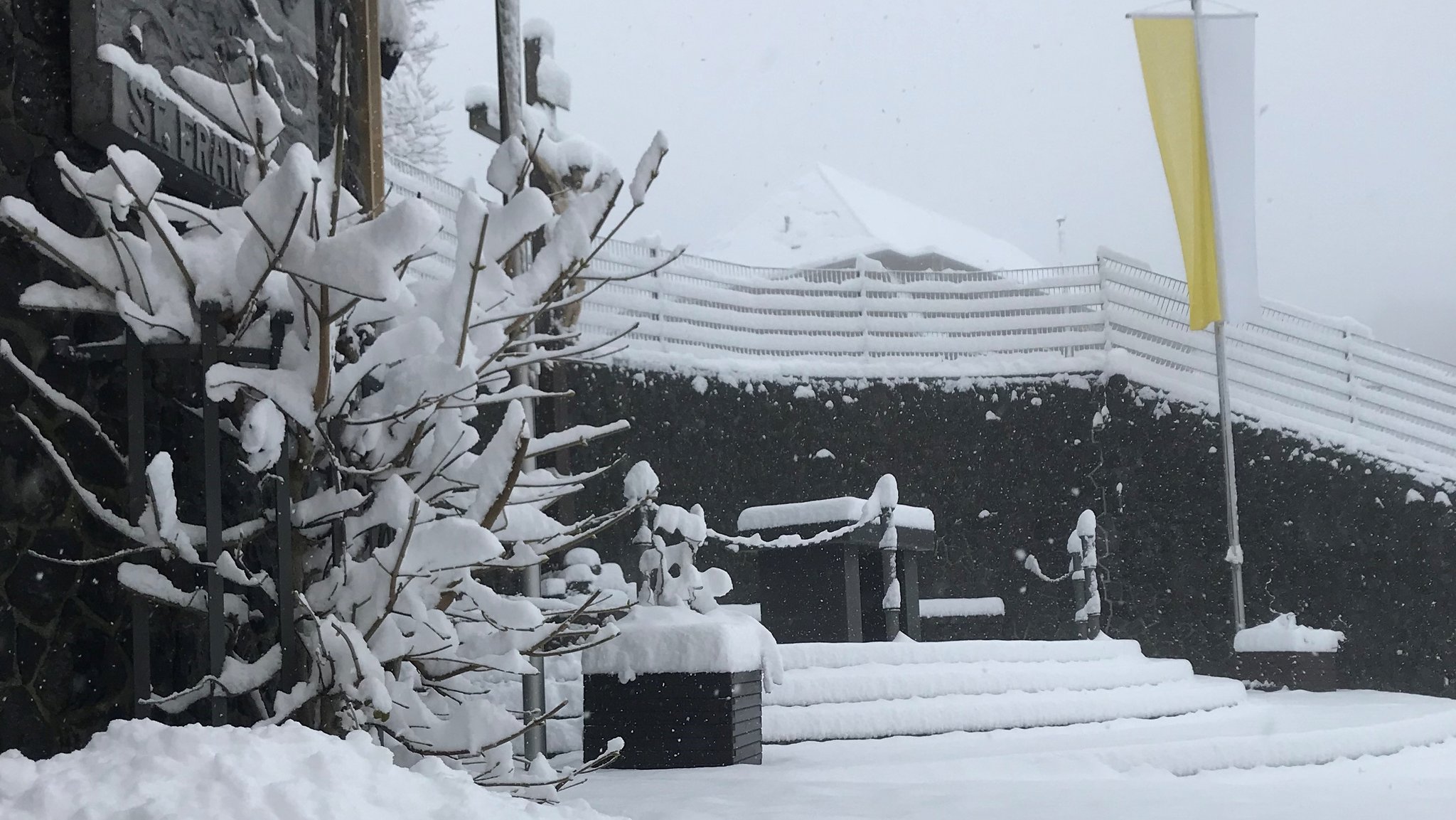 Am Kreuzberg in der Rhön sind 20 Zentimeter Neuschnee gefallen. 