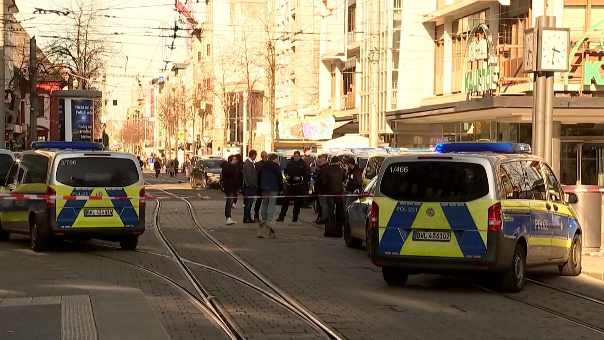 Heute Mittag gegen 12 Uhr mitten in der Mannheimer Fußgängerzone: Ein Auto rast in eine Menschengruppe.