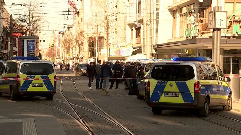 Heute Mittag gegen 12 Uhr mitten in der Mannheimer Fußgängerzone: Ein Auto rast in eine Menschengruppe. | Bild: Bayerischer Rundfunk 2025 Heute Mittag gegen 12 Uhr mitten in der Mannheimer Fußgängerzone: Ein Auto rast in eine Menschengruppe.