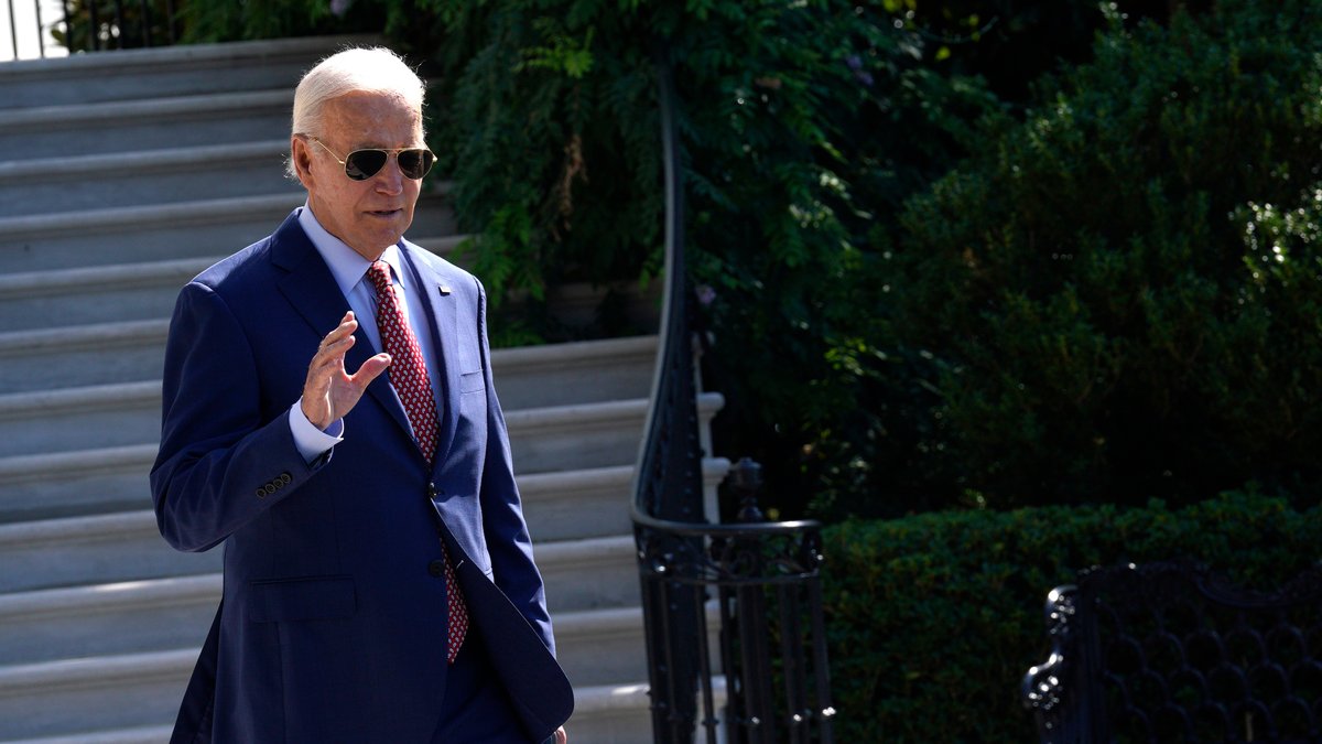 ARCHIV (02.08.2024): US-Präsident Biden geht aus dem Weißen Haus 