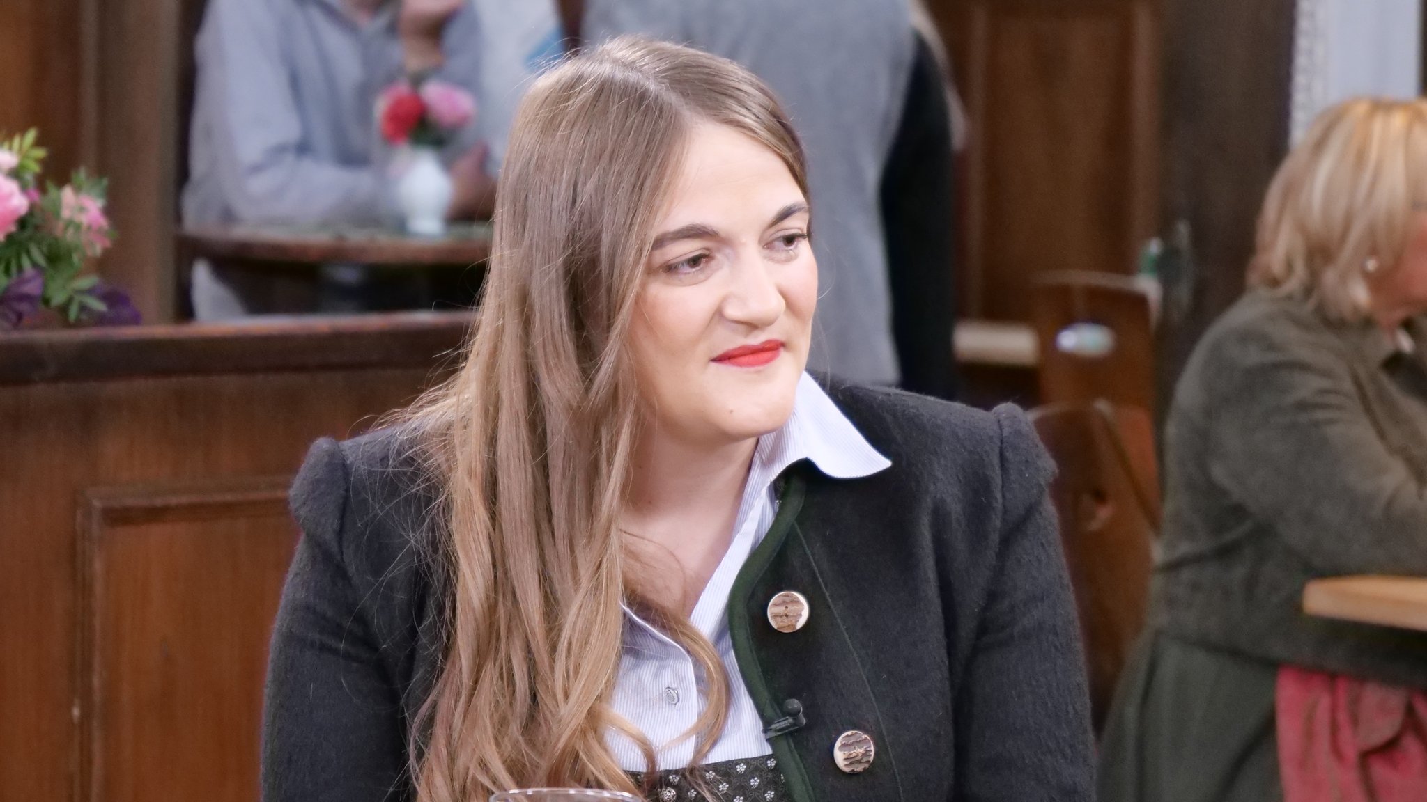Ronja Endres am "Sonntags-Stammtisch". Sie trägt eine Trachtenjacke und eine weiße Bluse. Endres hat lange, braune Haare.