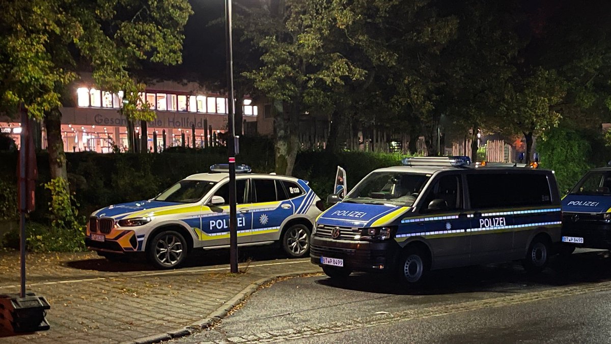Großer Polizeieinsatz vor der Gesamtschule in Hollfeld, wo eine Bombendrohung per Email eingegangen war.