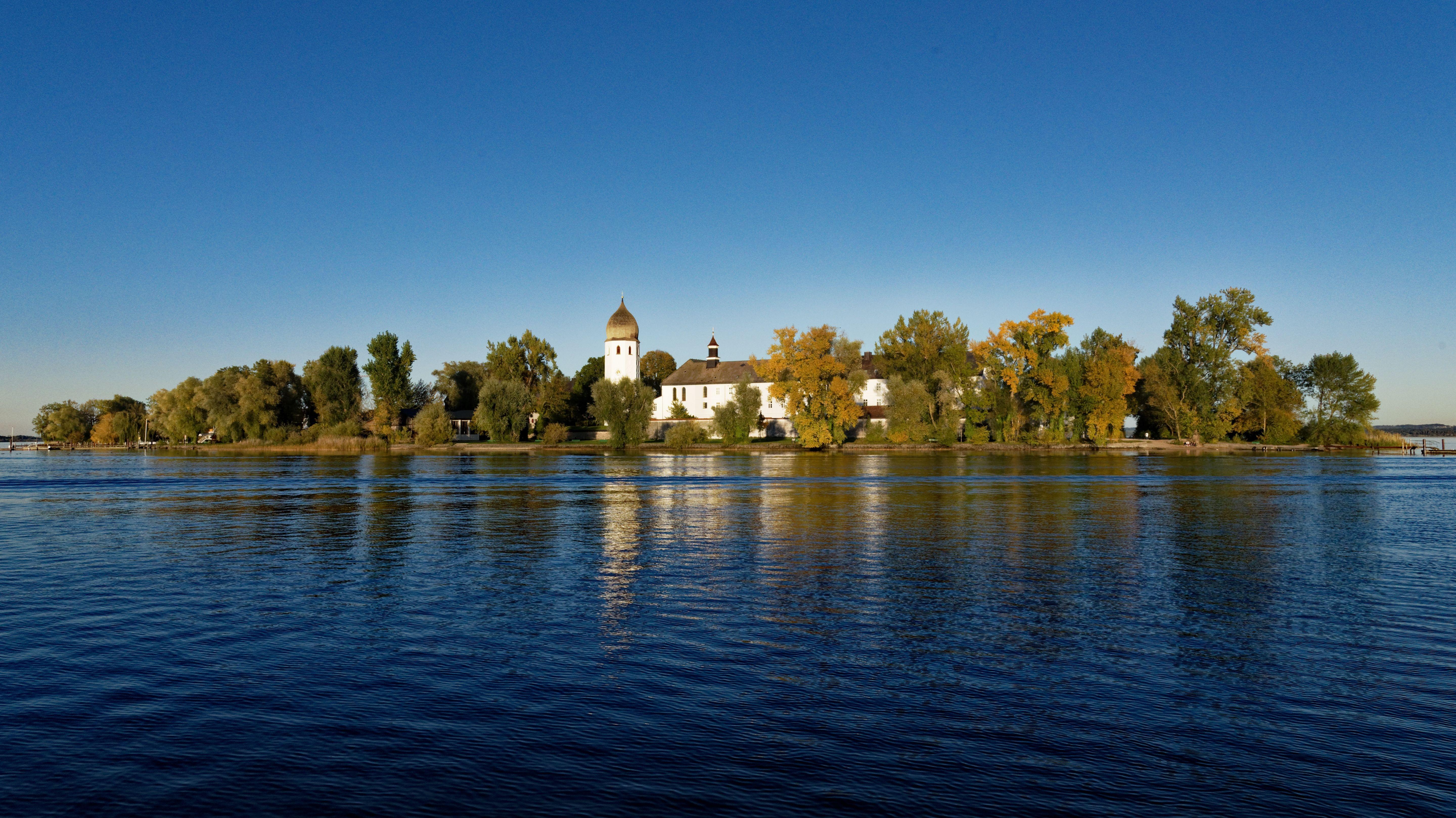 Die Fraueninsel im Chiemsee mit Blick auf das Kloster Frauenwörth