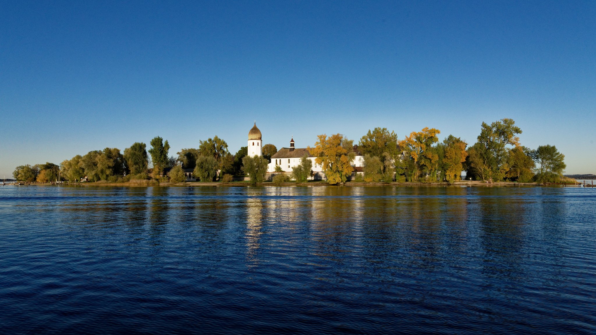 Die Fraueninsel im Chiemsee mit Blick auf das Kloster Frauenwörth