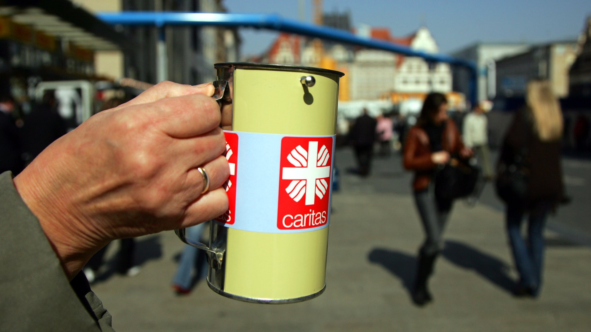 Eine ehrenamtliche Mitarbeiterin des Deutschen Caritas Verbandes sammelt am Dienstag (27.03.2007) in der Leipziger Innenstadt mit einer Dose in der Hand Geld. 