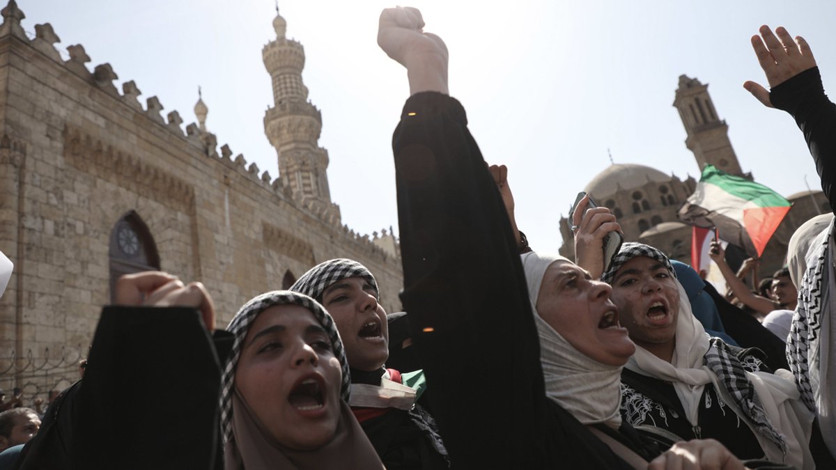 20.10.2023, Ägypten, Kairo: Ägypter nehmen an einem Protest zur Unterstützung der Palästinenser vor der al-Azhar-Moschee teil.