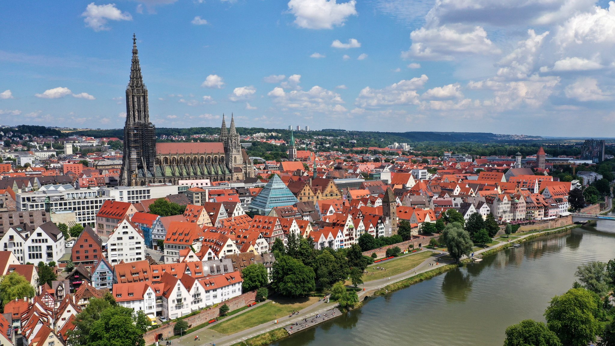 Panorama der Stadt Ulm mit Wohnhäusern an der Donau