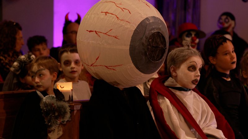 Reformationstag und Halloween passen ganz gut zusammen. Pfarrerin Tia Pelz bietet unter dem Motto "Gruselkirche" einen Familiengottesdienst an. | Bild: Bayerischer Rundfunk 2024 Reformationstag und Halloween passen ganz gut zusammen. Pfarrerin Tia Pelz bietet unter dem Motto "Gruselkirche" einen Familiengottesdienst an.