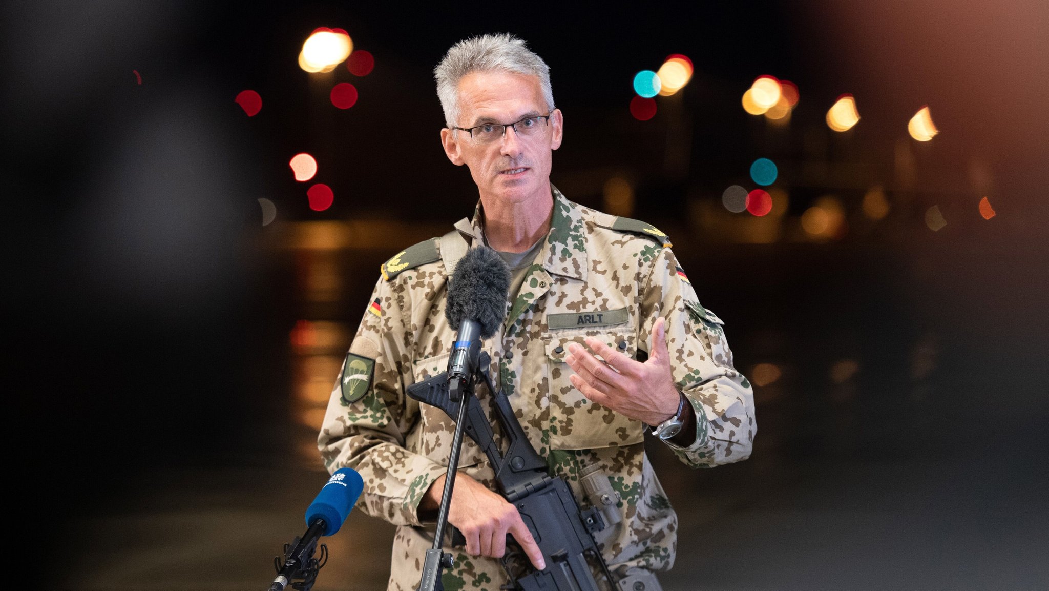 (Archivbild) Eine Mission geht zu Ende: Brigadegeneral Jens Arlt spricht direkt nach der Landung in Deutschland über die zurückliegenden Tage. 