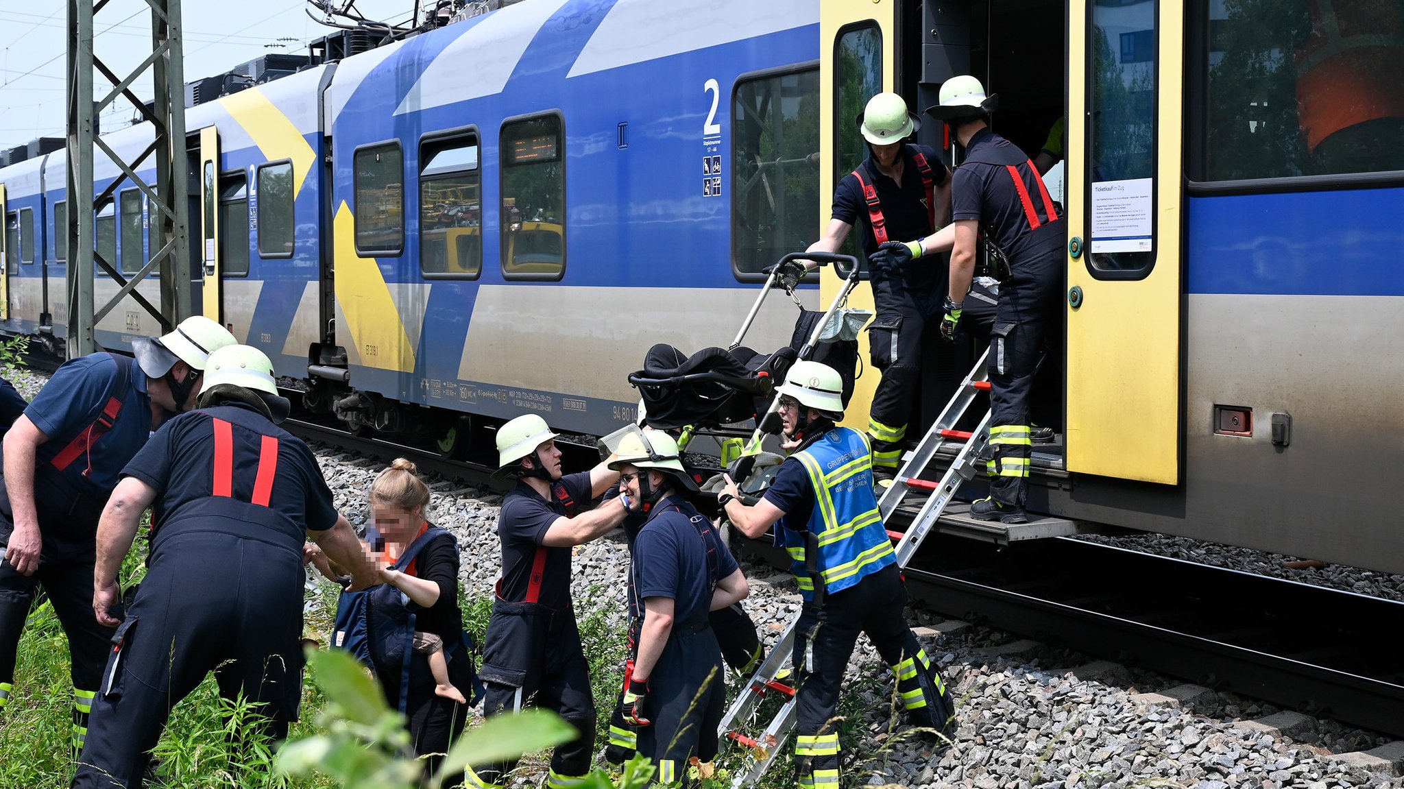 Einsatzkräfte der Feuerwehr München bei der Evakuierung eines Regionalzuges. | Bild: Pressestelle Feuerwehr München Einsatzkräfte der Feuerwehr München bei der Evakuierung eines Regionalzuges.