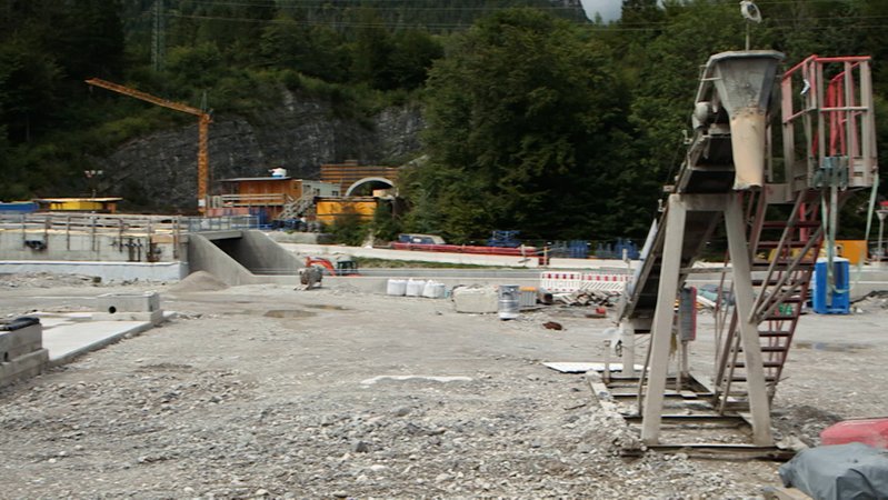 Die Tiroler Firma, die den Kramertunnel bei Garmisch-Partenkirchen bauen soll, hat ihren Werkvertrag gekündigt. Das wurde in einem Zivilverfahren am Landgericht München bekannt. Die Firma und das Bauamt befinden sich im Rechtsstreit.