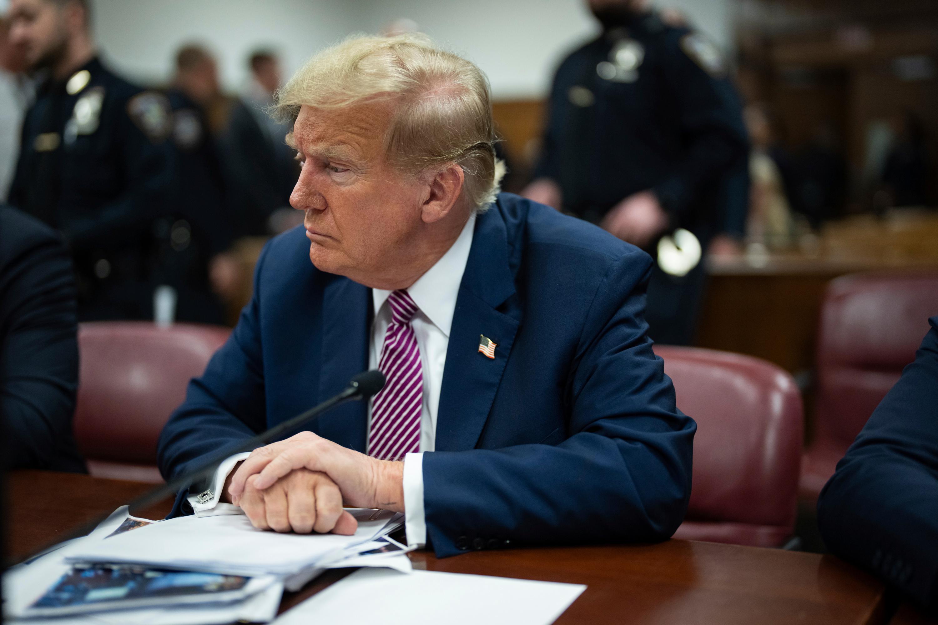 EX-US-Präsident Donald Trump in einem Gerichtssaal in New York