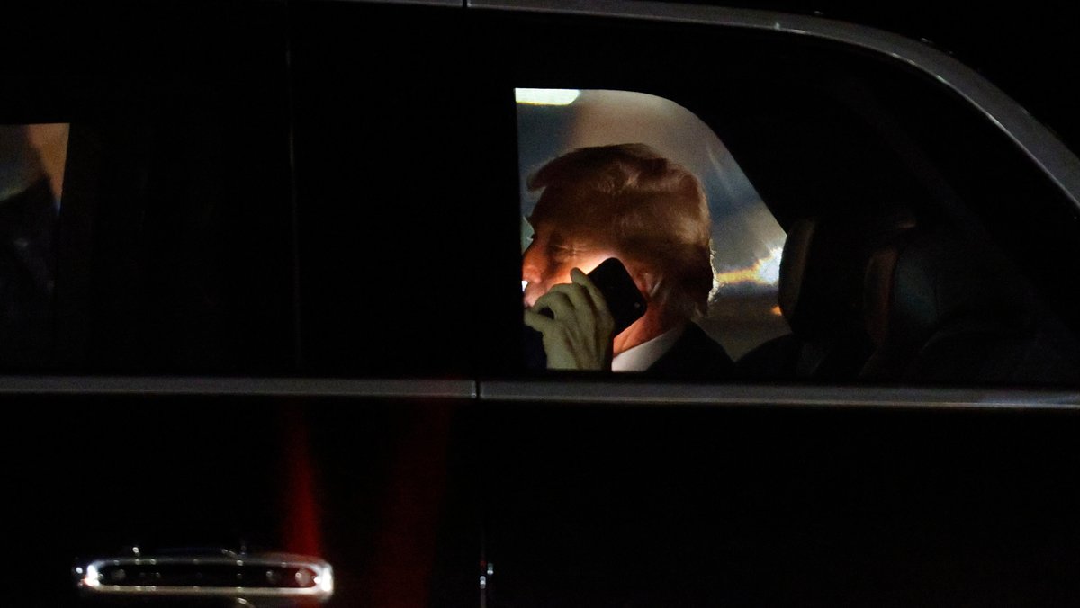 (Symbolbild) Trump mit einem Smartphone am Ohr.