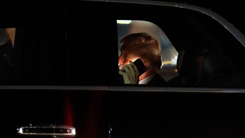(Symbolbild) Trump mit einem Smartphone am Ohr. | Bild: pa/AP/Luis M. Alvarez (Symbolbild) Trump mit einem Smartphone am Ohr.