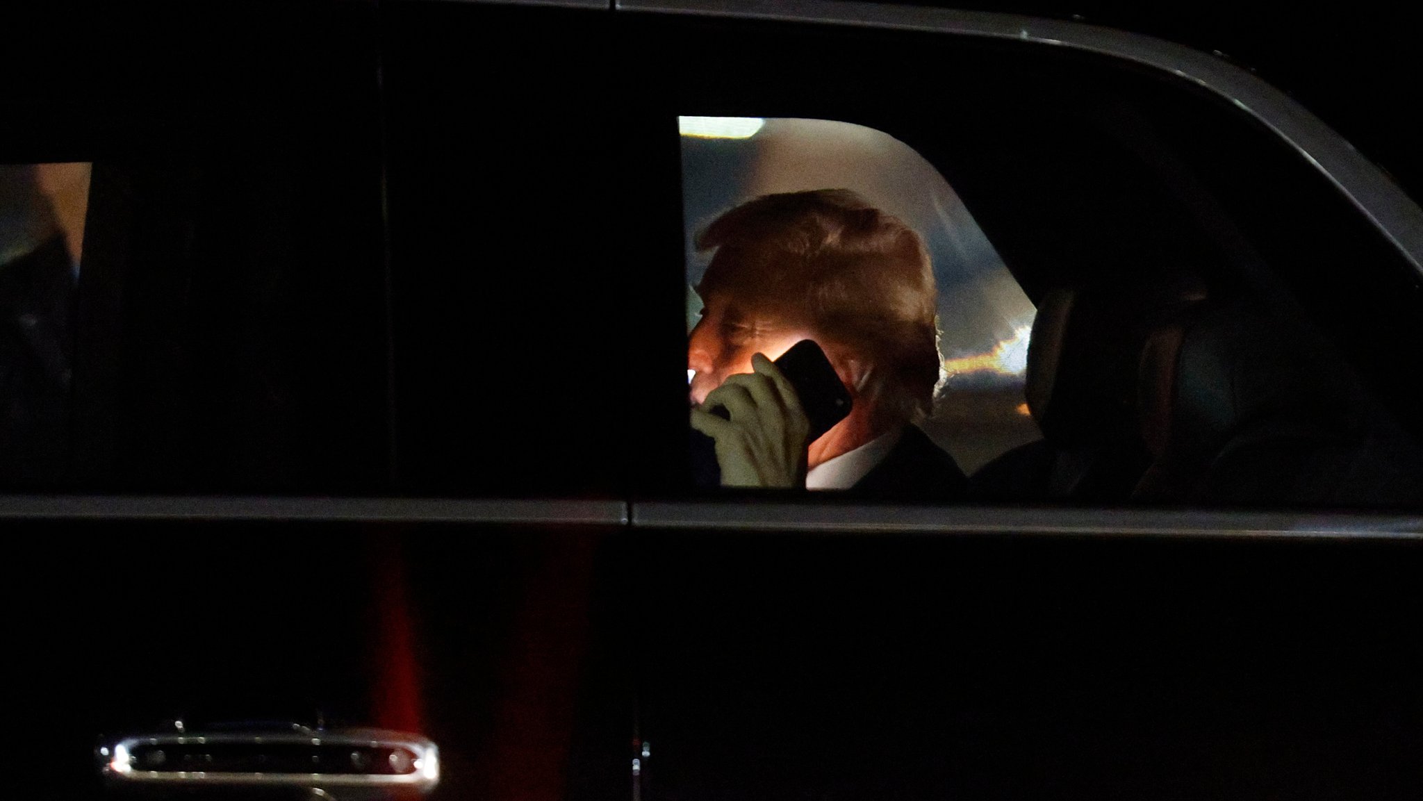 (Symbolbild) Trump mit einem Smartphone am Ohr.
