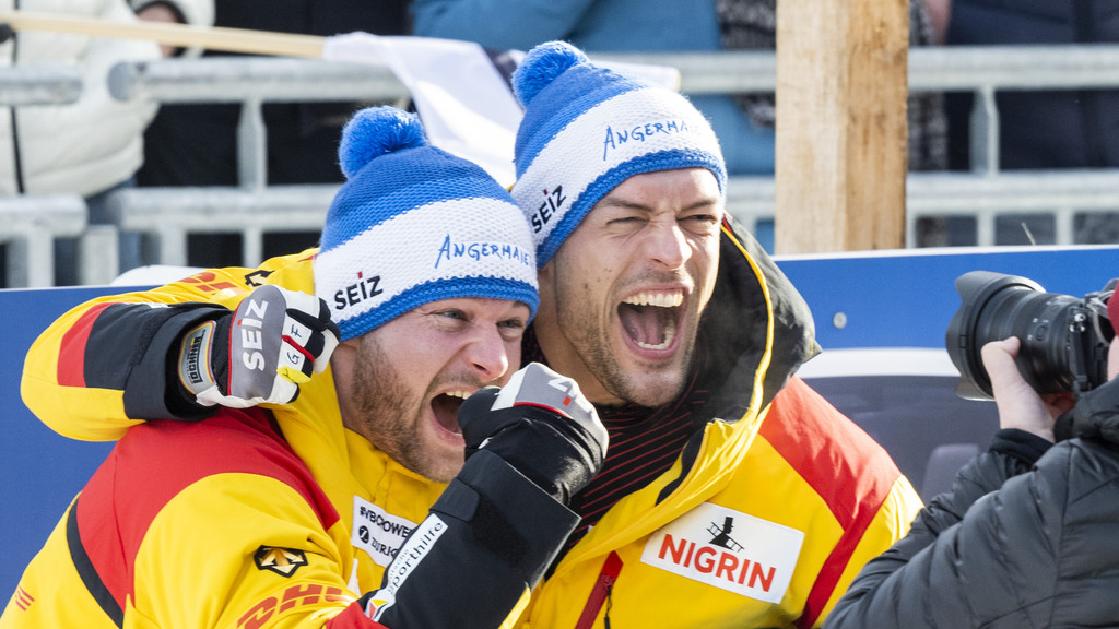 Johannes Lochner und Georg Fleischhauer jubeln über den Weltmeister-Triumph in St. Moritz. | Bild: picture alliance/Keystone/Mayk Wendt Johannes Lochner und Georg Fleischhauer jubeln über den Weltmeister-Triumph in St. Moritz.