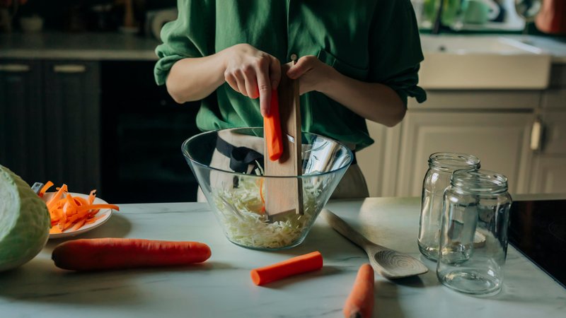 Junge Frau raspelt Karotten in eine Salatschüssel | Bild: picture alliance / Westend61 | Vira Simon Junge Frau raspelt Karotten in eine Salatschüssel