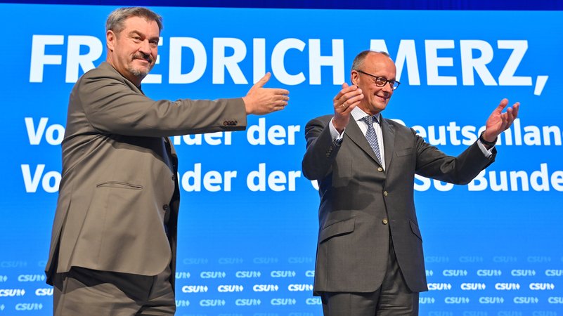 Markus Söder und Friedrich Merz in Augsburg | Bild: picture alliance / SvenSimon | Frank Hoermann/SVEN SIMON Markus Söder und Friedrich Merz in Augsburg