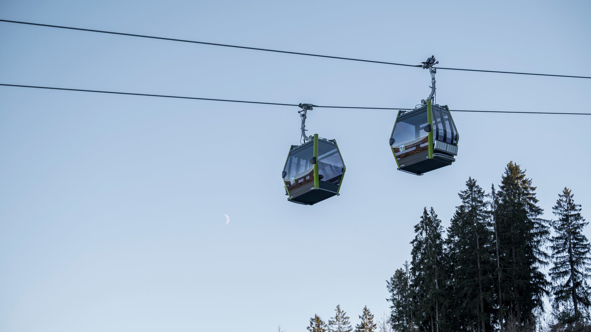 Zwei Gondeln auf der Nordseite des Ochsenkopfs im Fichtelgebirge | Bild: picture alliance/dpa | Daniel Vogl Zwei Gondeln auf der Nordseite des Ochsenkopfs im Fichtelgebirge