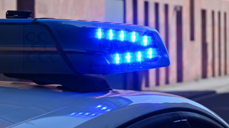 Blaulicht auf einem Polizeiauto. | Bild: dpa-Bildfunk/Patrick Pleul Blaulicht auf einem Polizeiauto.