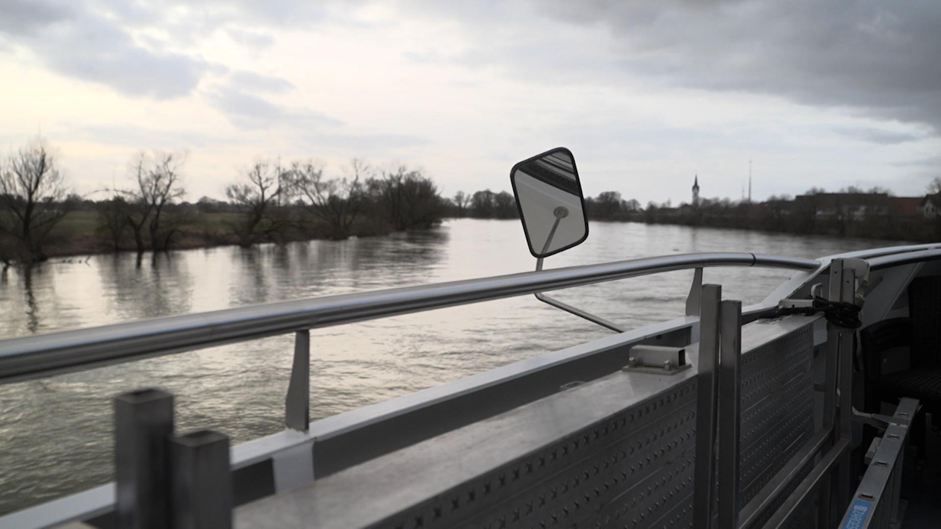 Zwischen der Schleuse und dem Hafen Straubing ist die Fahrrinne auf etwa zehn Kilometer Flusslänge um 65 Zentimeter tiefer ausgebaggert worden.
