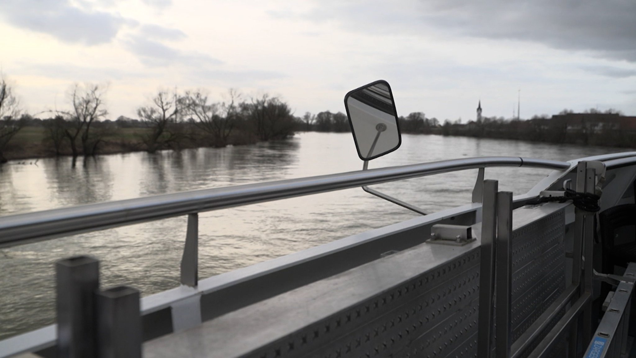 Zwischen der Schleuse und dem Hafen Straubing ist die Fahrrinne auf etwa zehn Kilometer Flusslänge um 65 Zentimeter tiefer ausgebaggert worden.