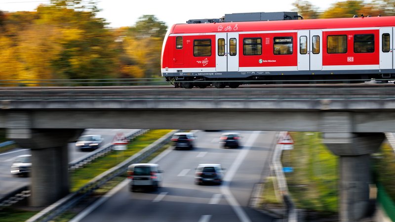 Symbolbild: S-Bahn auf einer Brücke über eine Autobahn | Bild: picture alliance / dpa | Matthias Balk Symbolbild: S-Bahn auf einer Brücke über eine Autobahn