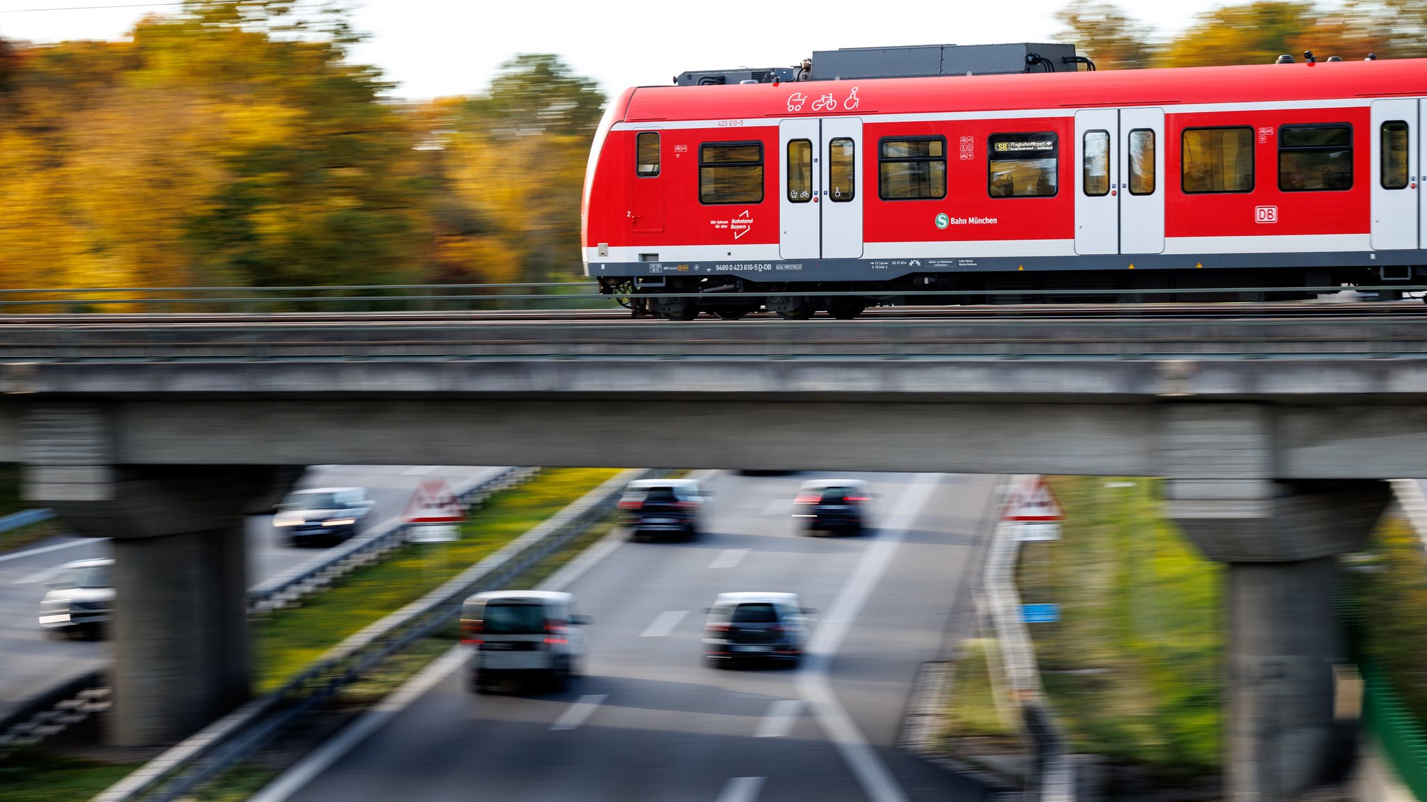 Hohe Spritpreise – befristeter Rabatt auf Bahntickets gefordert