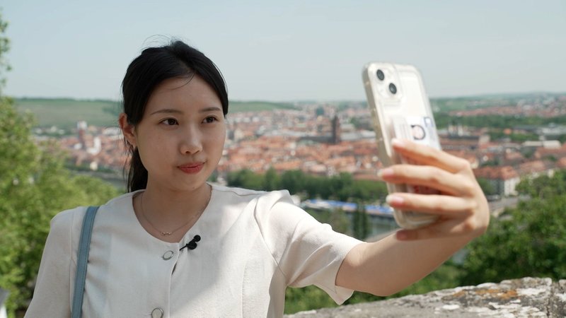 Die koreanische Austauschstudentin Jihye Jung begeistert mit ihren Alltagsbeobachtungen in Deutschland | Bild: BR / Christian Schubert Die koreanische Austauschstudentin Jihye Jung begeistert mit ihren Alltagsbeobachtungen in Deutschland