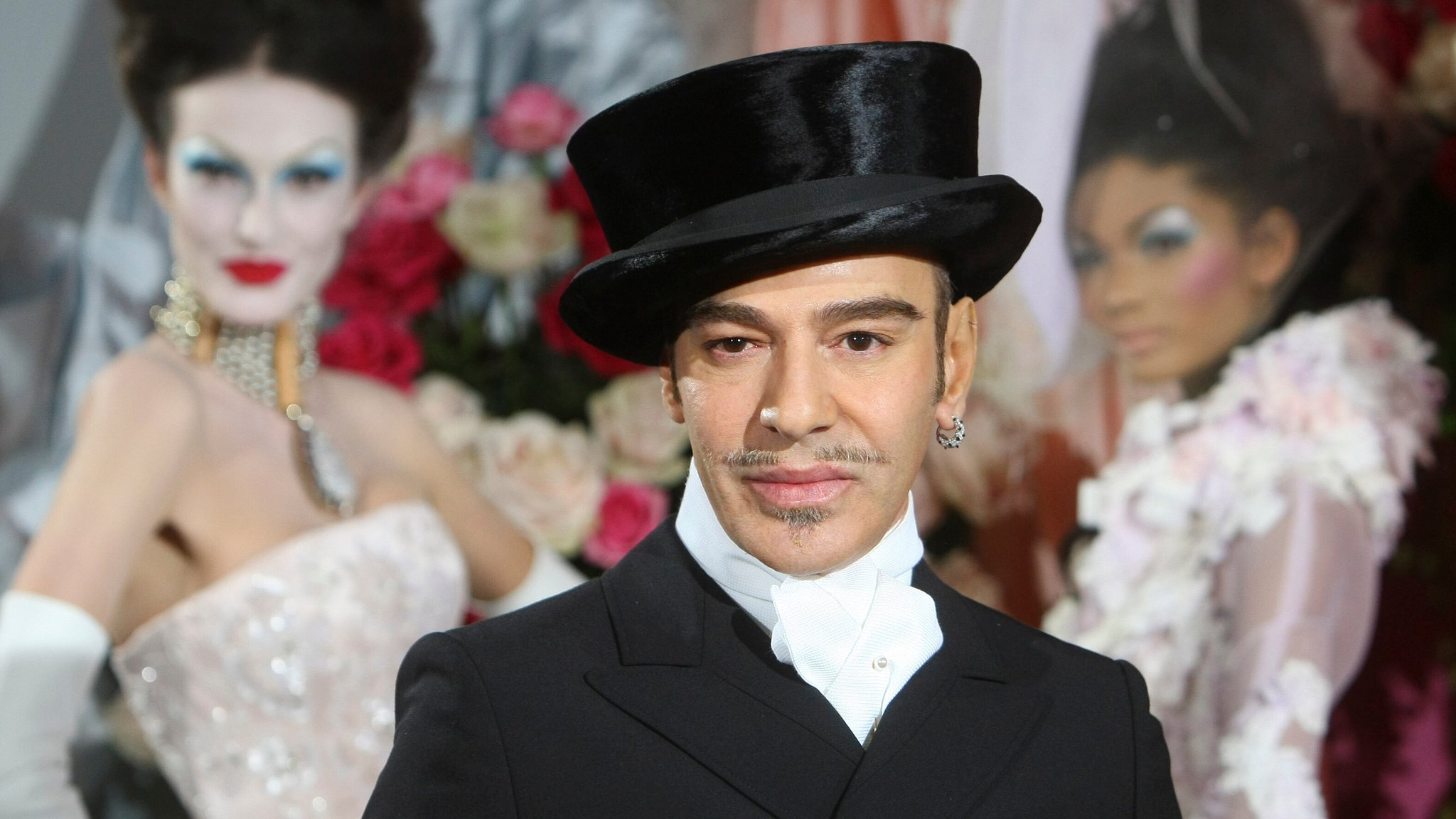 Archivbild von John Galliano von 2010. | Bild: picture alliance / ASSOCIATED PRESS | Jacques Brinon Archivbild von John Galliano von 2010.