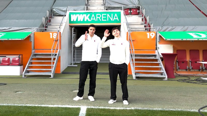 Noakhai Banks (l.) und Mert Kömür vom FC Augsburg | Bild: BR Noakhai Banks (l.) und Mert Kömür vom FC Augsburg