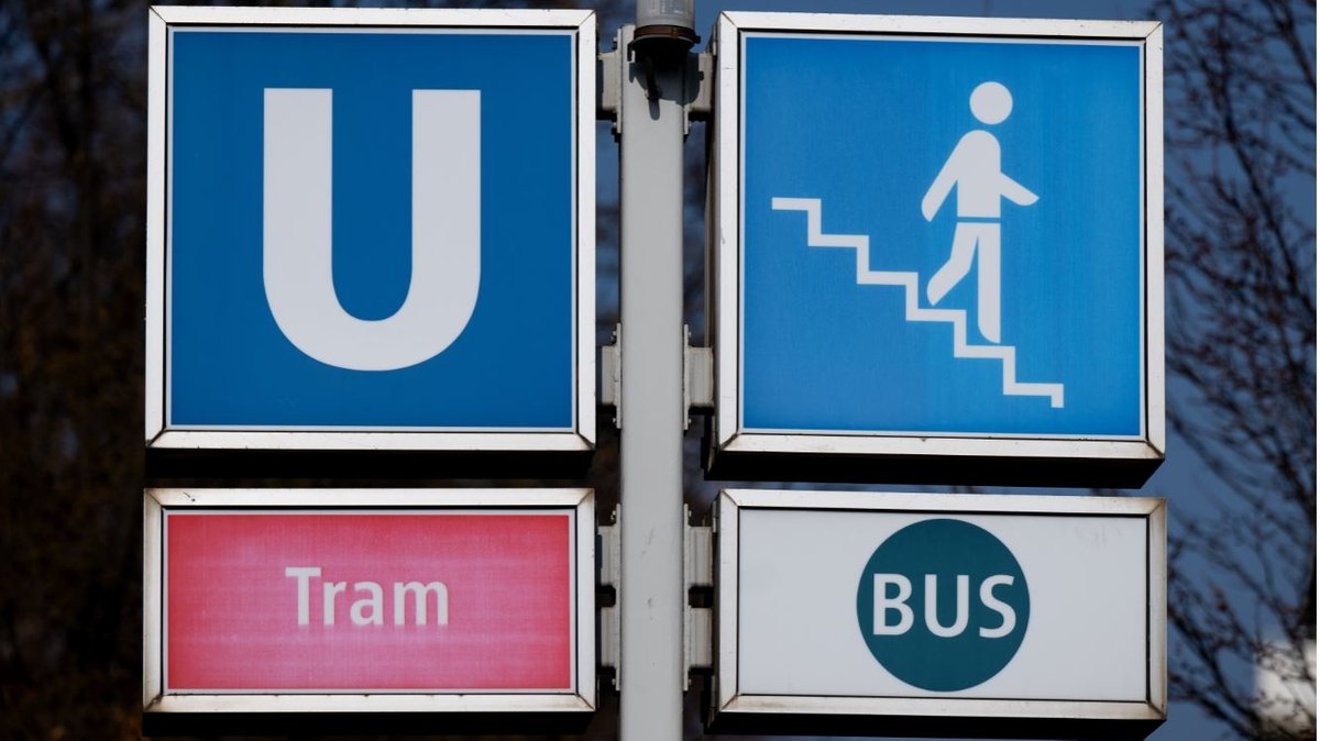 Ein Schild mit dem Logo der U-Bahn, der Tram und der Bus-Linien steht an einer Haltestelle. 