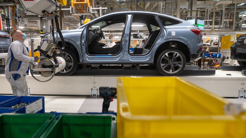 Ein silberblaues Auto ohne Türen auf einem Fließband | Bild: dpa-Bildfunk/Hendrik Schmidt Ein silberblaues Auto ohne Türen auf einem Fließband