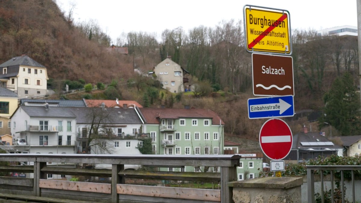 Einbahnstraßenschild hängt nur auf der deutschen Seite.