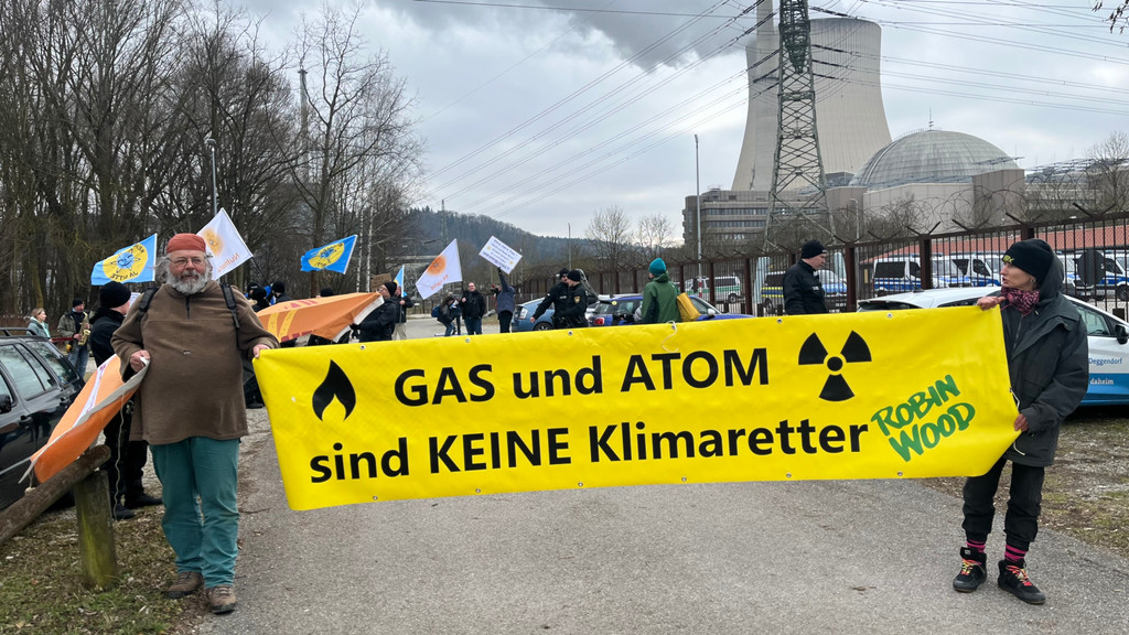 Atomkraftgegner demonstrierenam 4.3.23 vor dem AKW Isar II