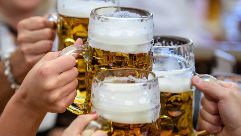 ARCHIV - 21.09.2019, Bayern, München: Besucher stoßen auf dem Münchner Oktoberfest mit Bier an. (zu dpa: «Bier schon ab 14? «Begleitetes Trinken» auf dem Prüfstand») Foto: Matthias Balk/dpa +++ dpa-Bildfunk +++