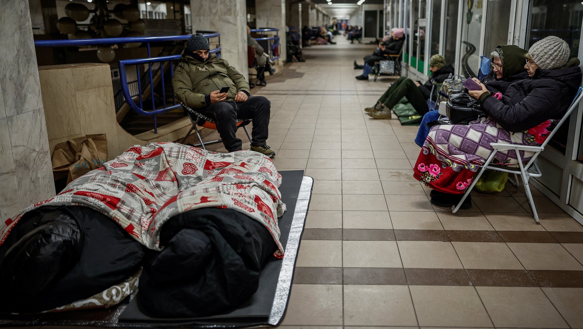 Die Menschen suchten in U-Bahn-Stationen Schutz vor dem Beschuss | Bild: REUTERS/Alina Smutko Die Menschen suchten in U-Bahn-Stationen Schutz vor dem Beschuss