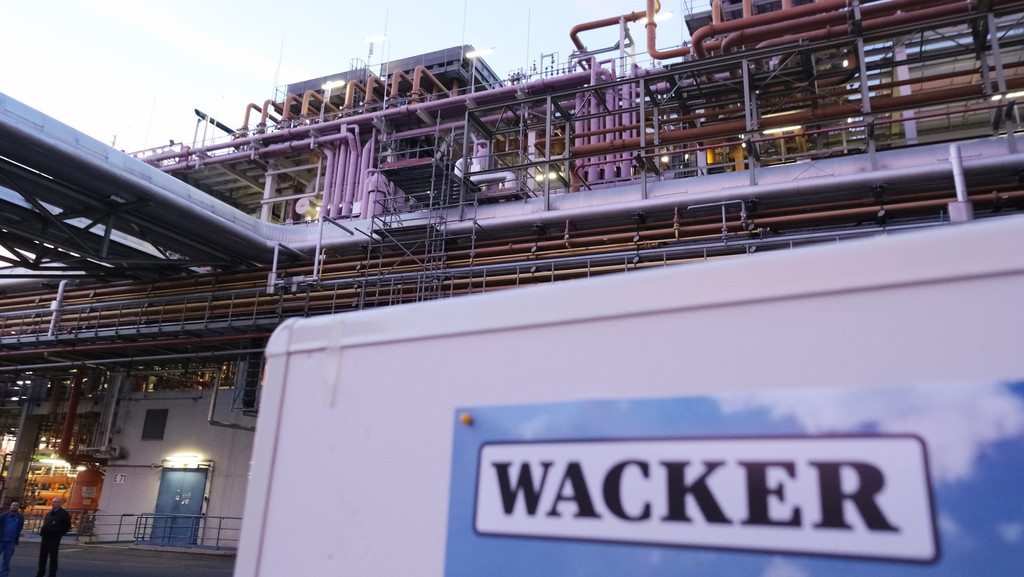 ne Schautafel mit der Aufschrift "Wacker" steht vor einer Anlage auf dem Gelände der Wacker Chemie Nünchritz. 